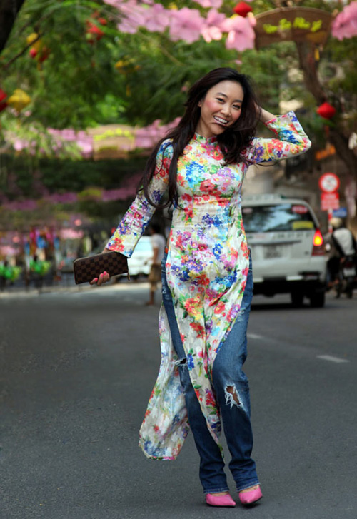 Thay bằng việc kết hợp áo dài với chiếc quần lụa thướt tha, ca sĩ Đoan Trang lại diện áo dài hoa với quần bò rách, sự cách tân này khiến người đối diện cảm thấy vô cùng khó chịu.